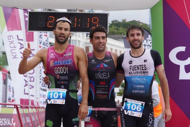 Fotos: Helene Alberdi y Kevin Viñuela, vencedores en el Triatlón de Donostia