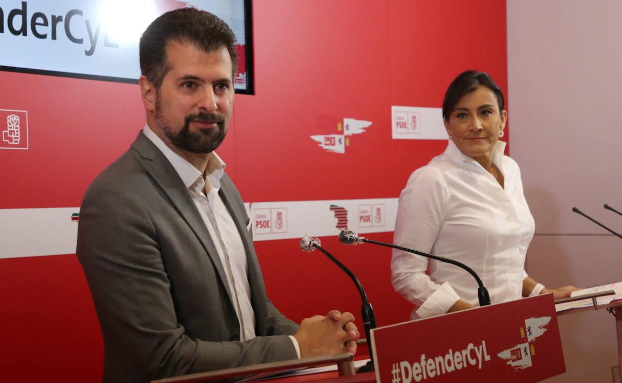 El secretario general del PSOECyL, Luis Tudanca, y la secretaria de Organización del PSOECyL y procuradora por Zamora, Ana Sánchez.