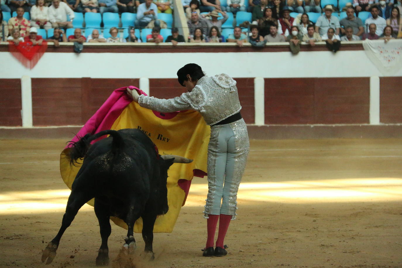 Manzanares durante un lance de la corrida