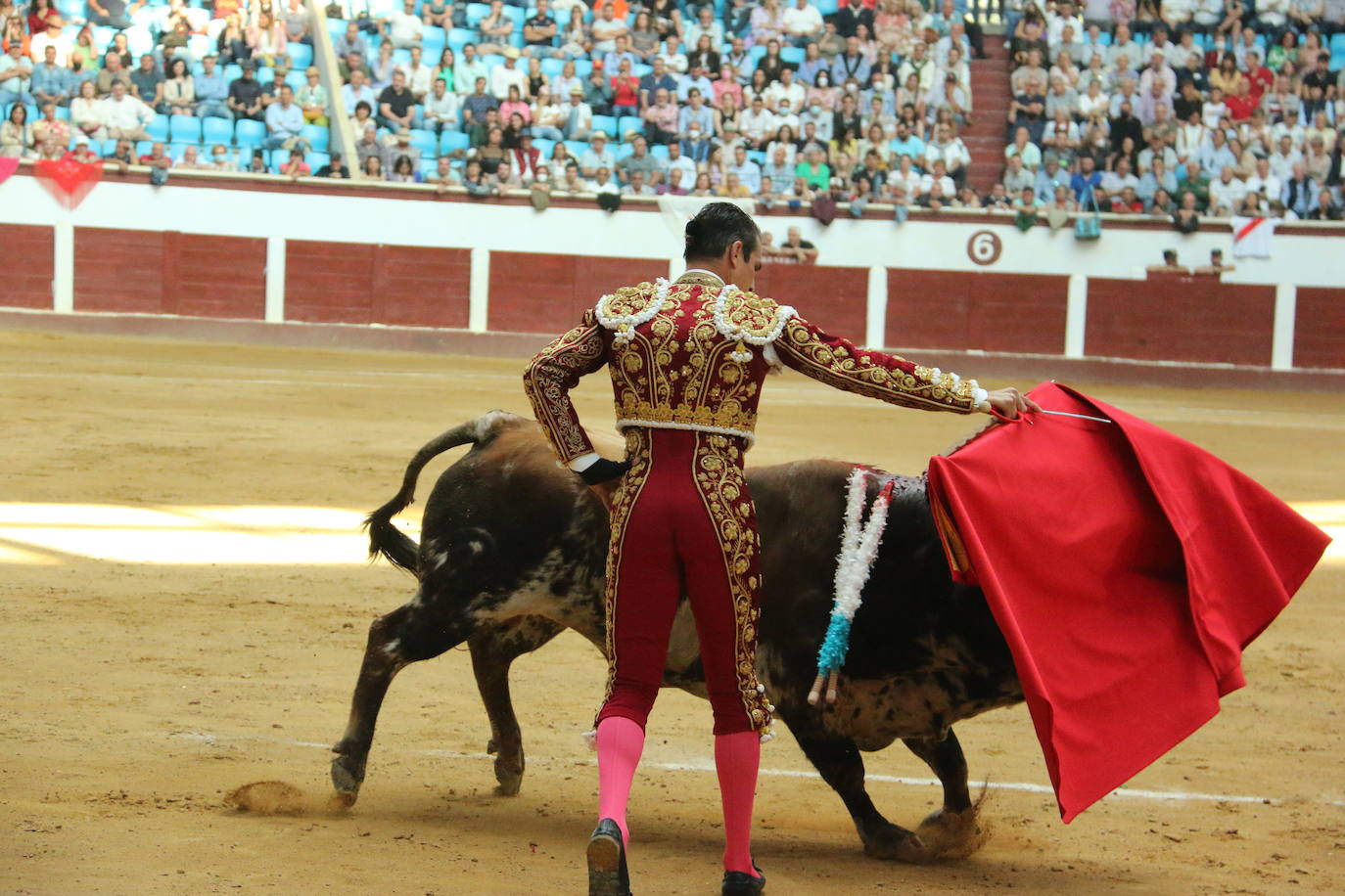 Manzanares durante un lance de la corrida