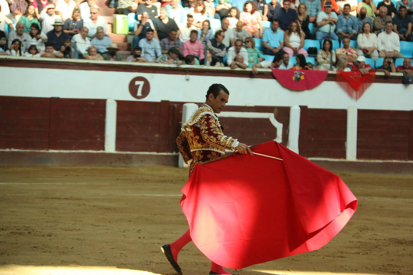 Manzanares durante un lance de la corrida