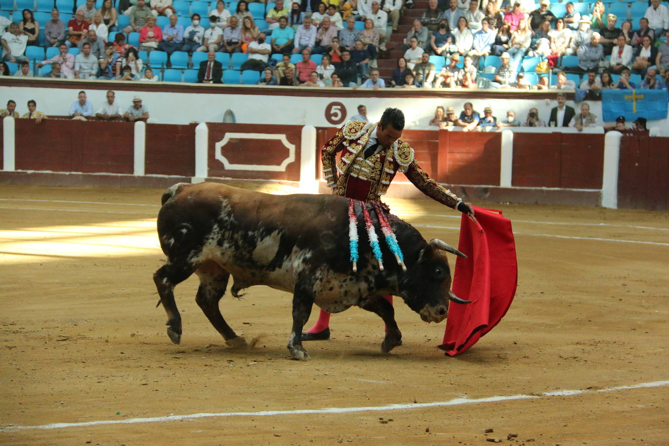 Manzanares durante un lance de la corrida