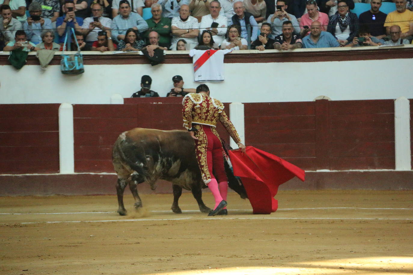 Manzanares durante un lance de la corrida