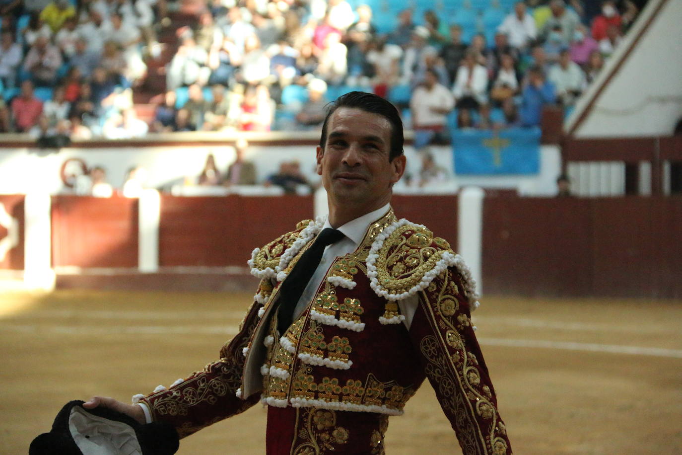 Manzanares durante un lance de la corrida