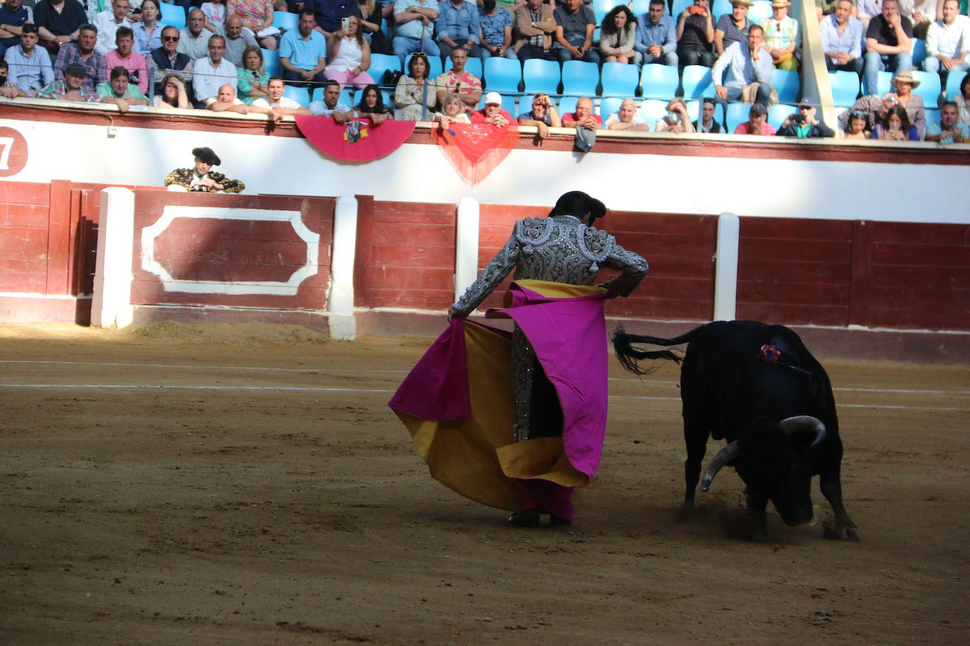 Manzanares durante un lance de la corrida