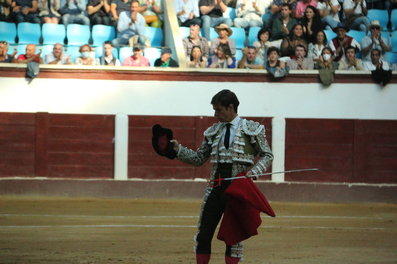 Manzanares durante un lance de la corrida