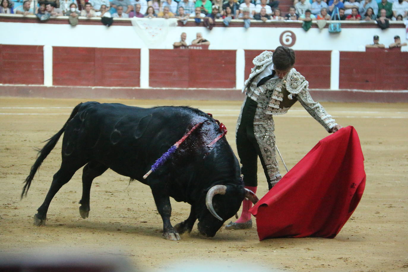 Manzanares durante un lance de la corrida