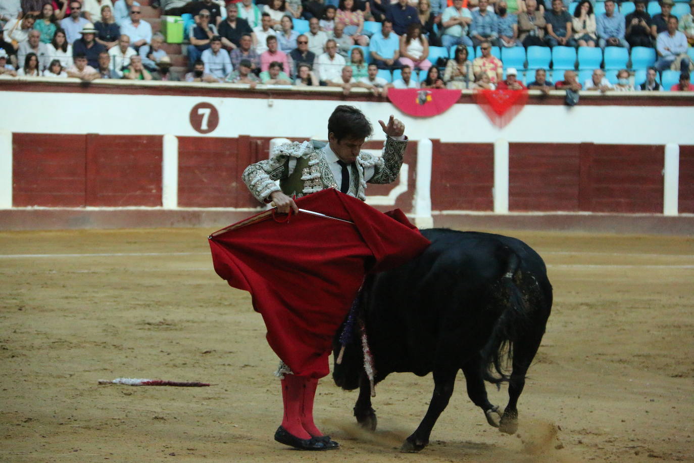 Manzanares durante un lance de la corrida