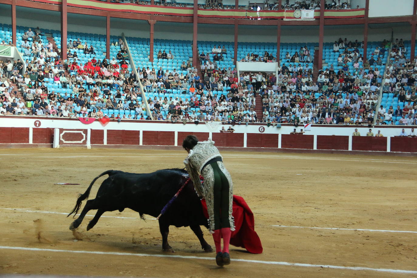 Manzanares durante un lance de la corrida