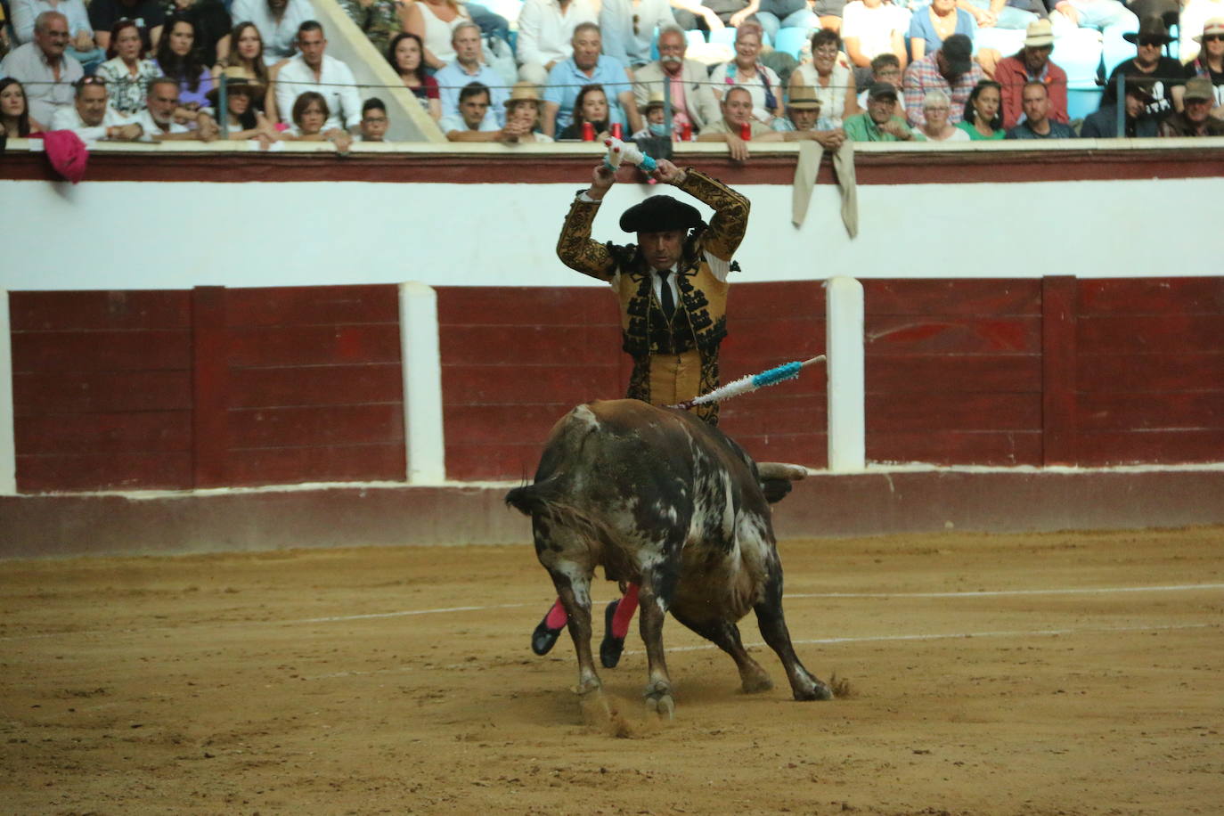 Manzanares durante un lance de la corrida