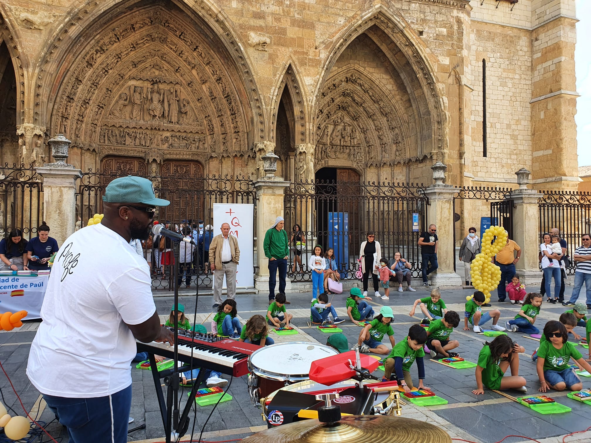 Música solidaria a los pies de la Catedral. Los pequeños alumnos de '+QMÚSICA' han sacado sus instrumentos en la plza de la Regla para mostrar las acciones sociales que realiza la Sociedad de San Vicente de Paúl.
