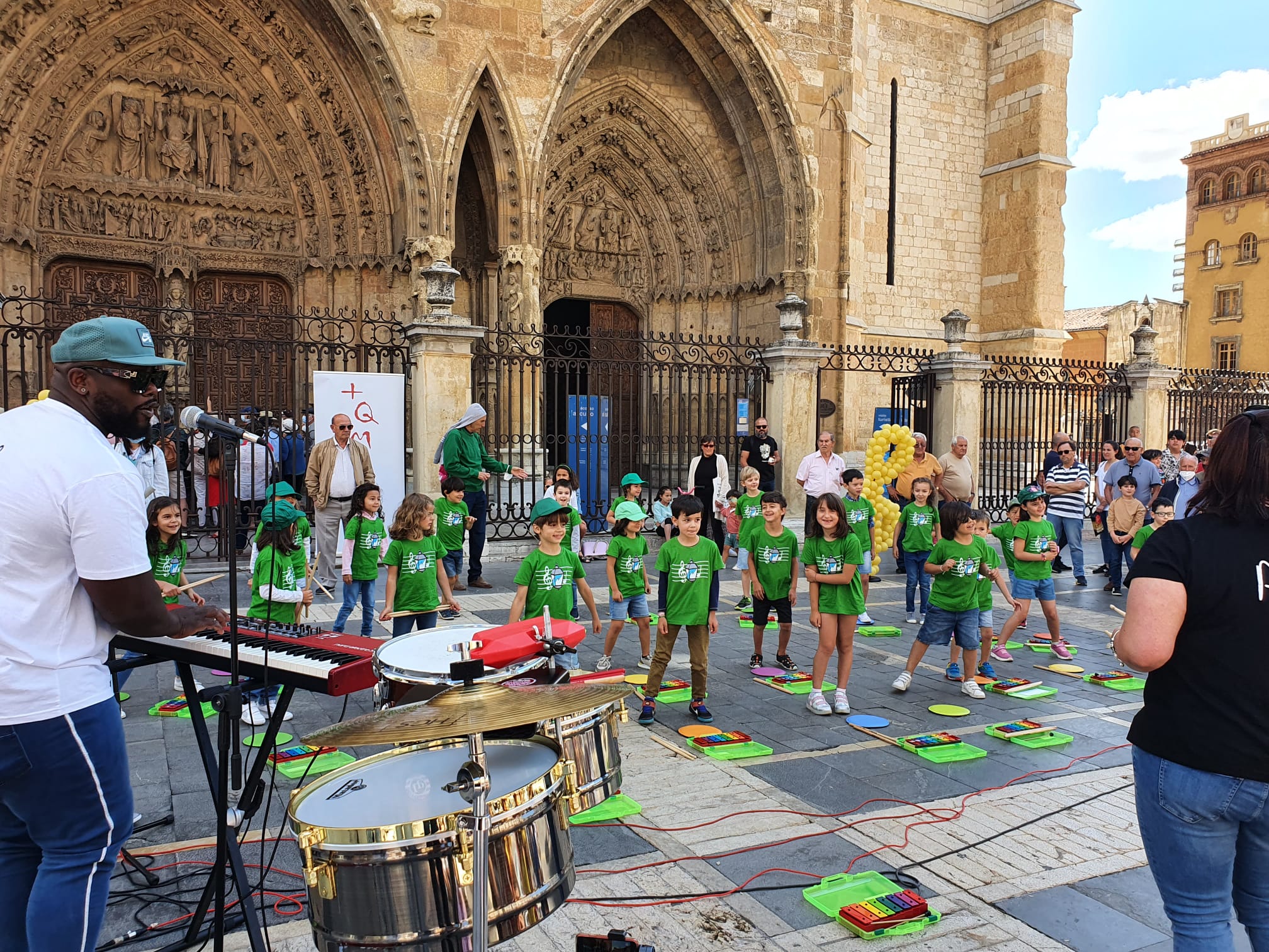 Música solidaria a los pies de la Catedral. Los pequeños alumnos de '+QMÚSICA' han sacado sus instrumentos en la plza de la Regla para mostrar las acciones sociales que realiza la Sociedad de San Vicente de Paúl.