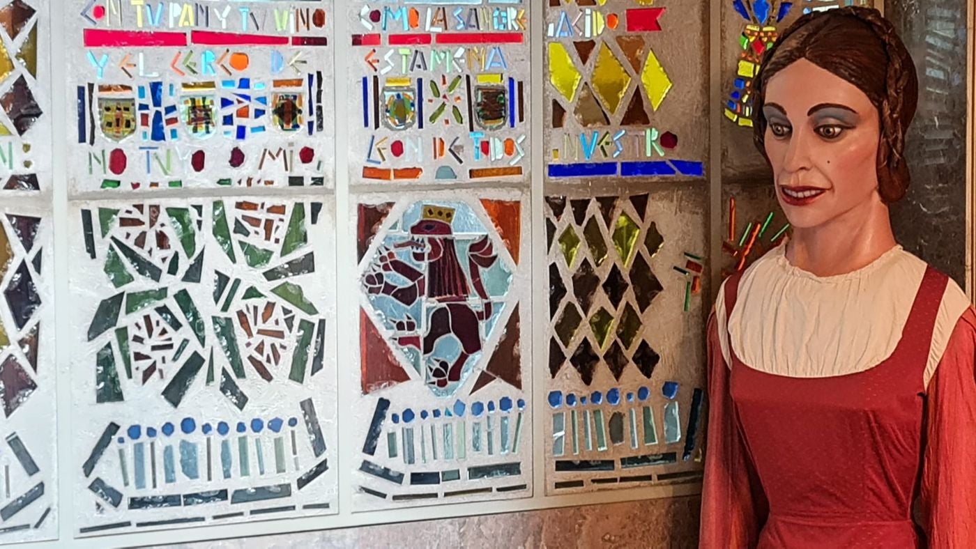 'El leonés', 'la leonesa', 'la mora', 'el moro', 'la pícara', 'el cura' y 'la tarasca' se refugian cada día en su cuartel general a la espera de recorrer las calles de la ciudad. Durante las fiestas, los gigantes y cabezudos, se convierten en los 'guardianes' de San Marcelo. 