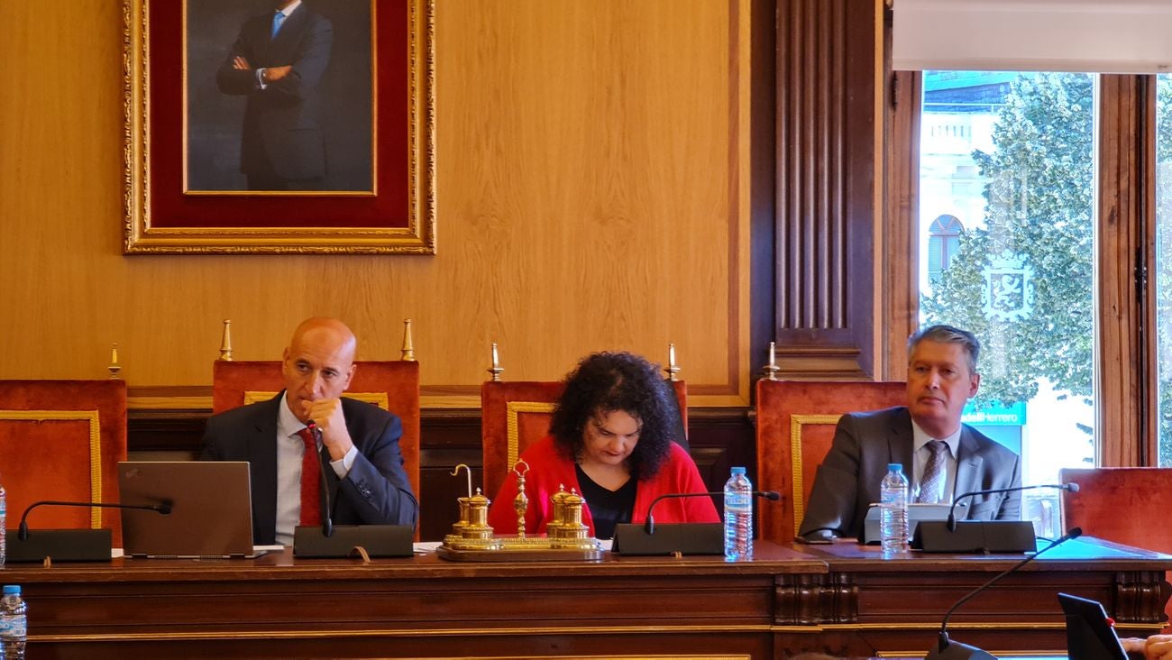 Celebración del pleno del Ayuntamiento de León en los salones de San Marcelo. El equipo de gobierno ha dado el visto bueno a numerosas iniciativas, entre ellas la concesión de la medalla de oro de la ciudad a Policía Nacional y Protección Civil.