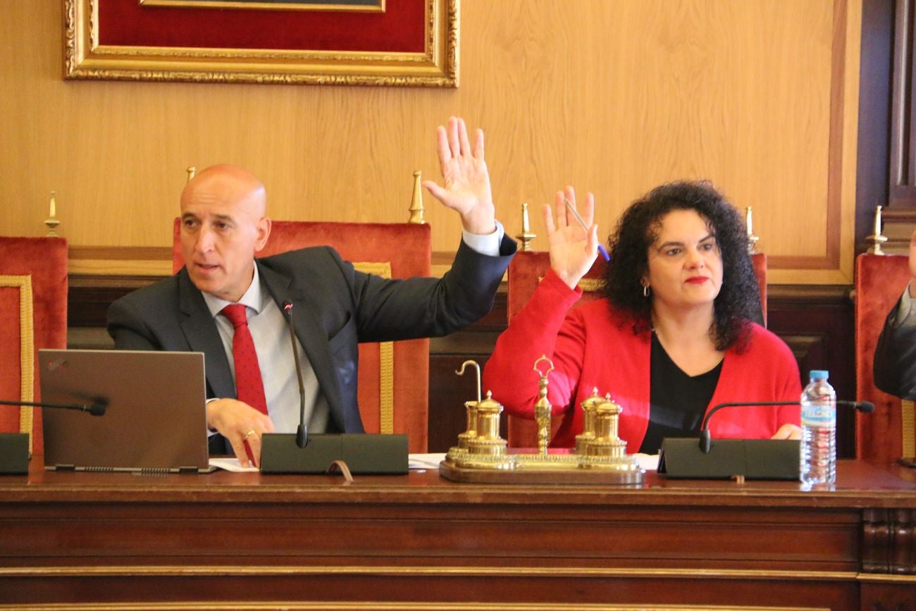 Celebración del pleno del Ayuntamiento de León en los salones de San Marcelo. El equipo de gobierno ha dado el visto bueno a numerosas iniciativas, entre ellas la concesión de la medalla de oro de la ciudad a Policía Nacional y Protección Civil.