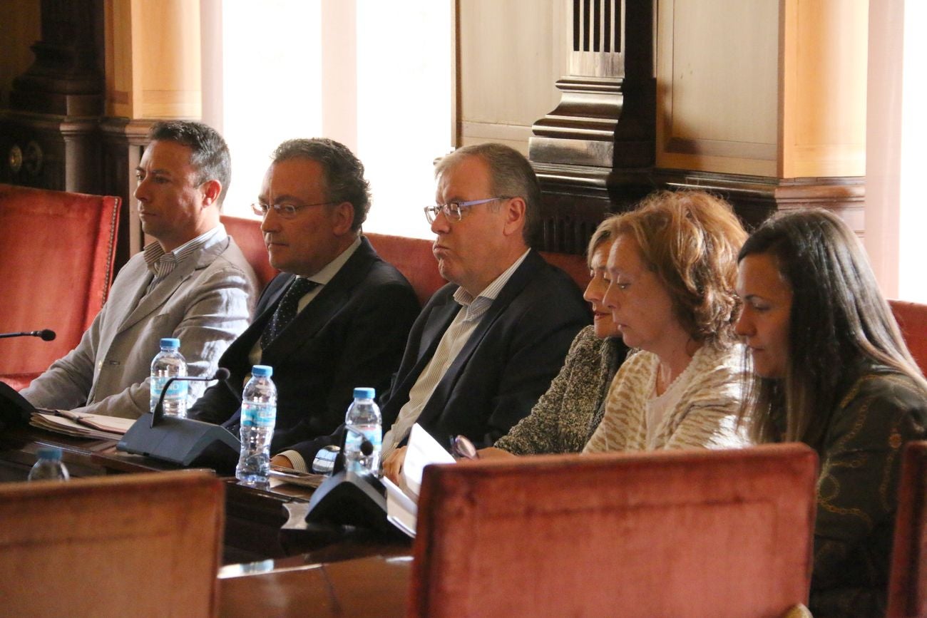 Celebración del pleno del Ayuntamiento de León en los salones de San Marcelo. El equipo de gobierno ha dado el visto bueno a numerosas iniciativas, entre ellas la concesión de la medalla de oro de la ciudad a Policía Nacional y Protección Civil.