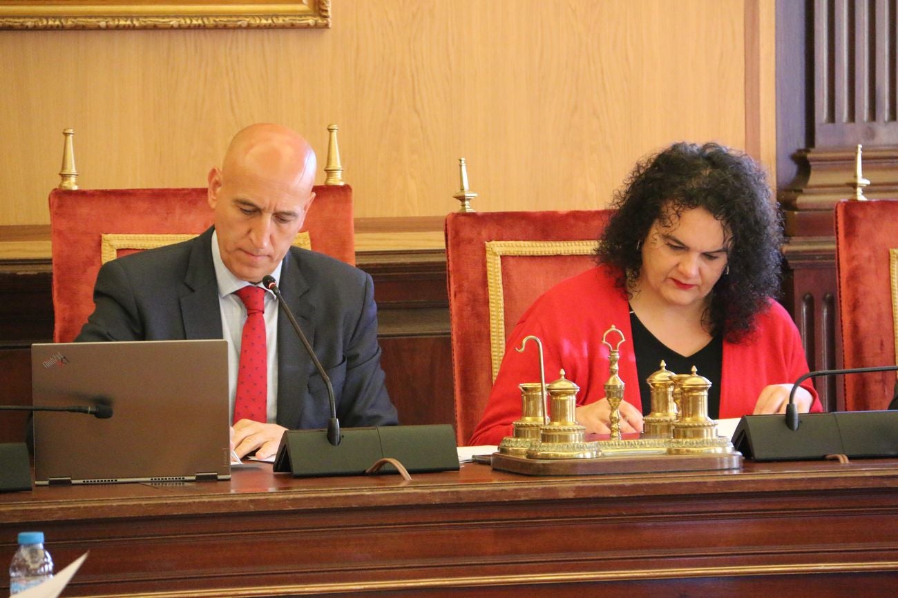 Celebración del pleno del Ayuntamiento de León en los salones de San Marcelo. El equipo de gobierno ha dado el visto bueno a numerosas iniciativas, entre ellas la concesión de la medalla de oro de la ciudad a Policía Nacional y Protección Civil.