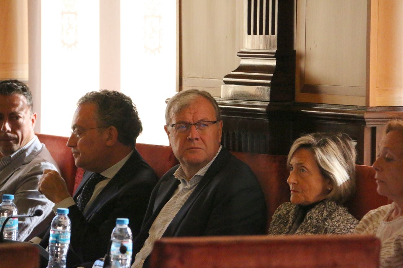 Celebración del pleno del Ayuntamiento de León en los salones de San Marcelo. El equipo de gobierno ha dado el visto bueno a numerosas iniciativas, entre ellas la concesión de la medalla de oro de la ciudad a Policía Nacional y Protección Civil.