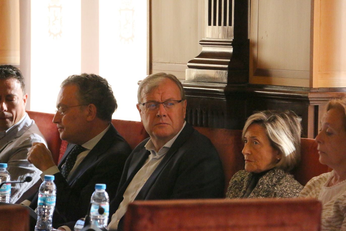 Celebración del pleno del Ayuntamiento de León en los salones de San Marcelo. El equipo de gobierno ha dado el visto bueno a numerosas iniciativas, entre ellas la concesión de la medalla de oro de la ciudad a Policía Nacional y Protección Civil.