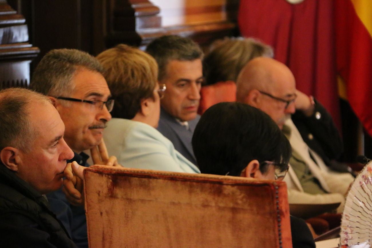 Celebración del pleno del Ayuntamiento de León en los salones de San Marcelo. El equipo de gobierno ha dado el visto bueno a numerosas iniciativas, entre ellas la concesión de la medalla de oro de la ciudad a Policía Nacional y Protección Civil.