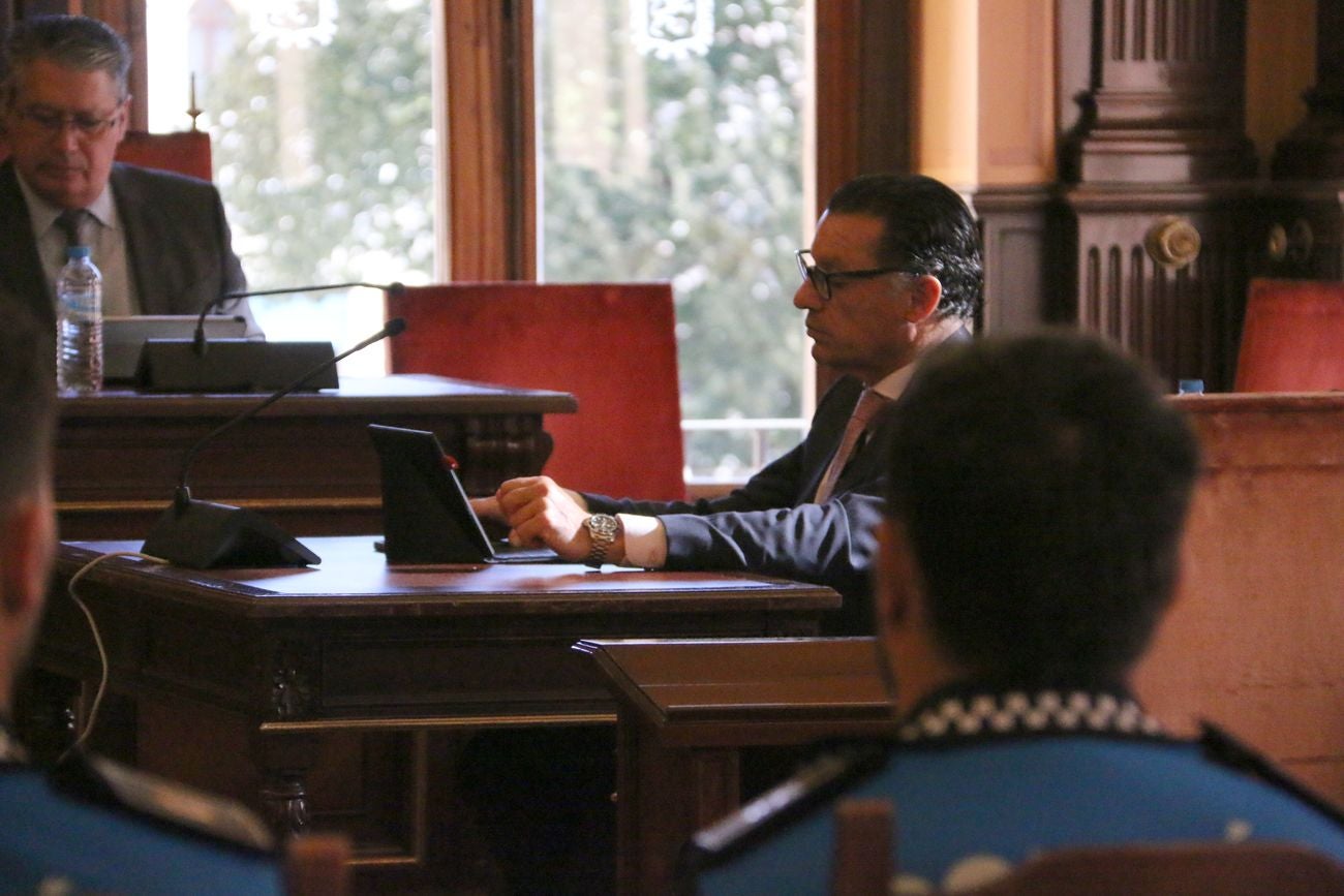 Celebración del pleno del Ayuntamiento de León en los salones de San Marcelo. El equipo de gobierno ha dado el visto bueno a numerosas iniciativas, entre ellas la concesión de la medalla de oro de la ciudad a Policía Nacional y Protección Civil.