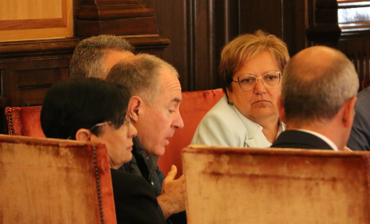 Celebración del pleno del Ayuntamiento de León en los salones de San Marcelo. El equipo de gobierno ha dado el visto bueno a numerosas iniciativas, entre ellas la concesión de la medalla de oro de la ciudad a Policía Nacional y Protección Civil.