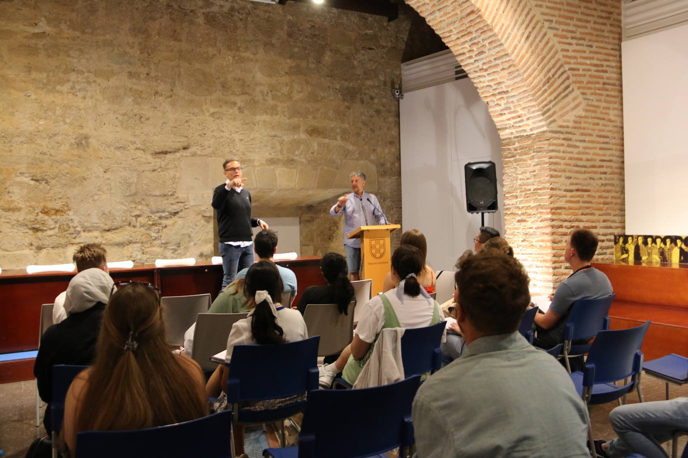 El árbitro imparte una charla para los alumnos de la universidad americana que estudian en la sede de León.