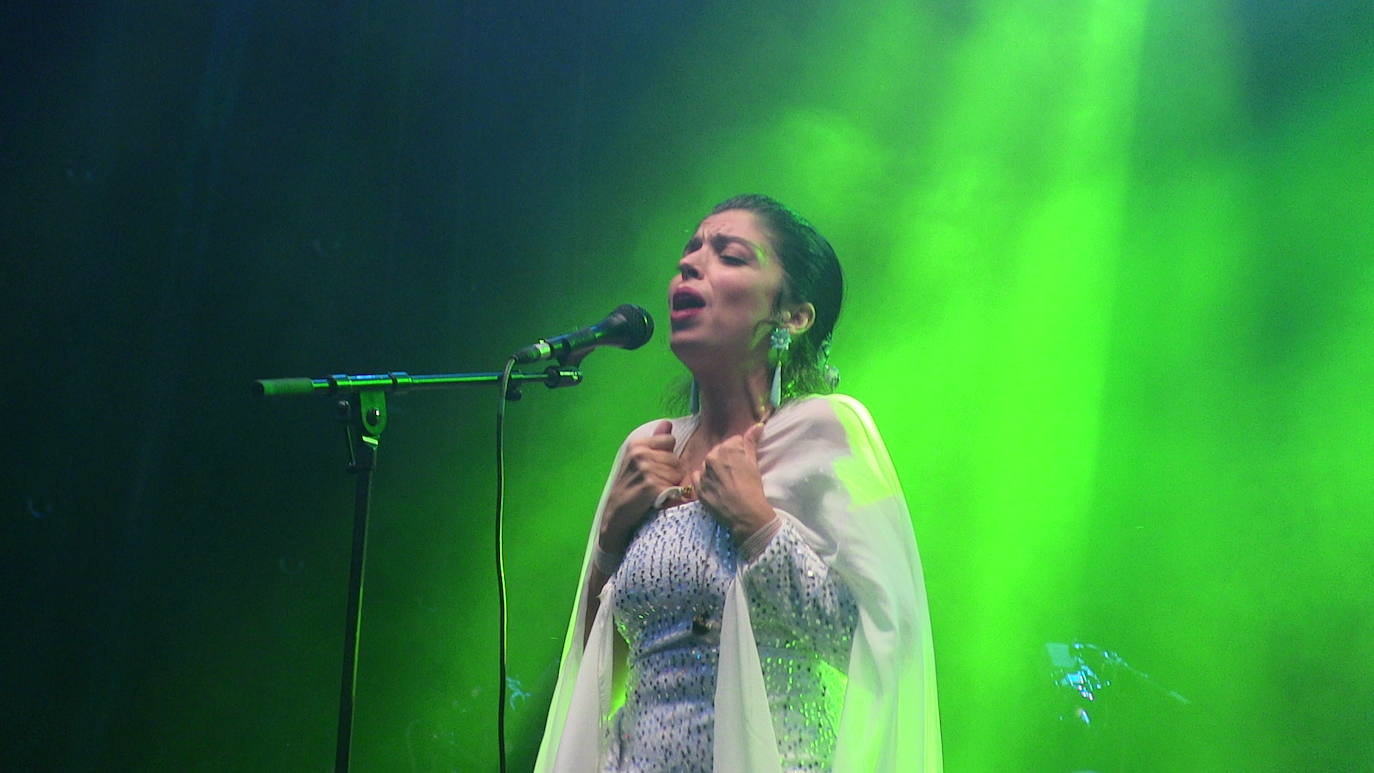 Soleá Morente, en el escenario de la plaza Mayor de León. 