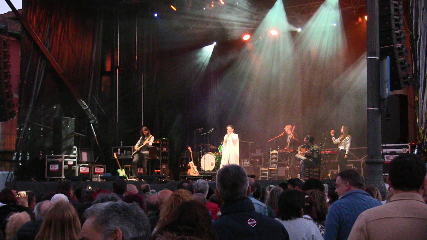 Soleá Morente, en el escenario de la plaza Mayor de León. 