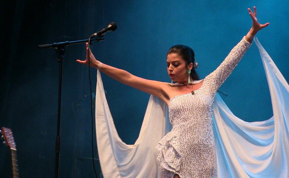 Soleá Morente, durante el concierto de este domingo en la plaza Mayor de León. 