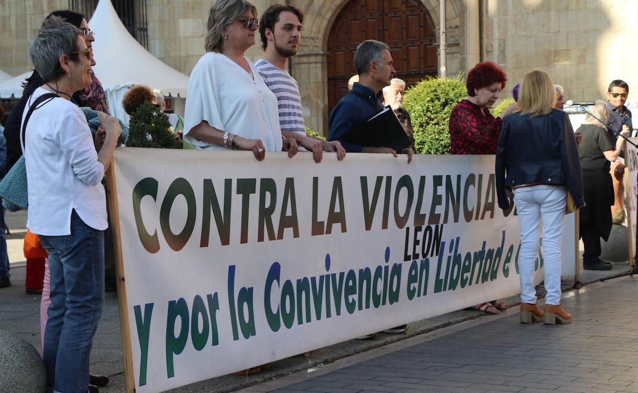 Manifestantes de 'Los Lunes sin Sol' denuncian en la Plaza Botines, el asesinato por violencia machista de Gema y Virginia.