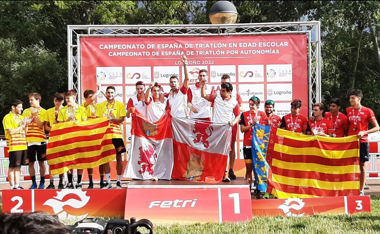 Podium con la delegación de Castilla y León de Triatlón como vencedora. 