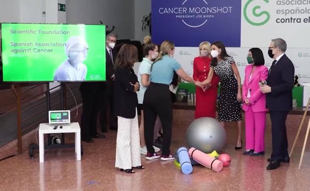 La reina Letizia y la primera dama de Estados Unidos en la Asociación Española Contra el Cáncer.