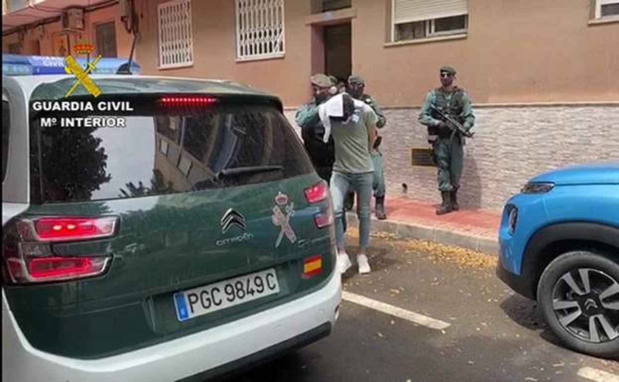 Imagen de la detención del joven de 21 años en San Vicente. 