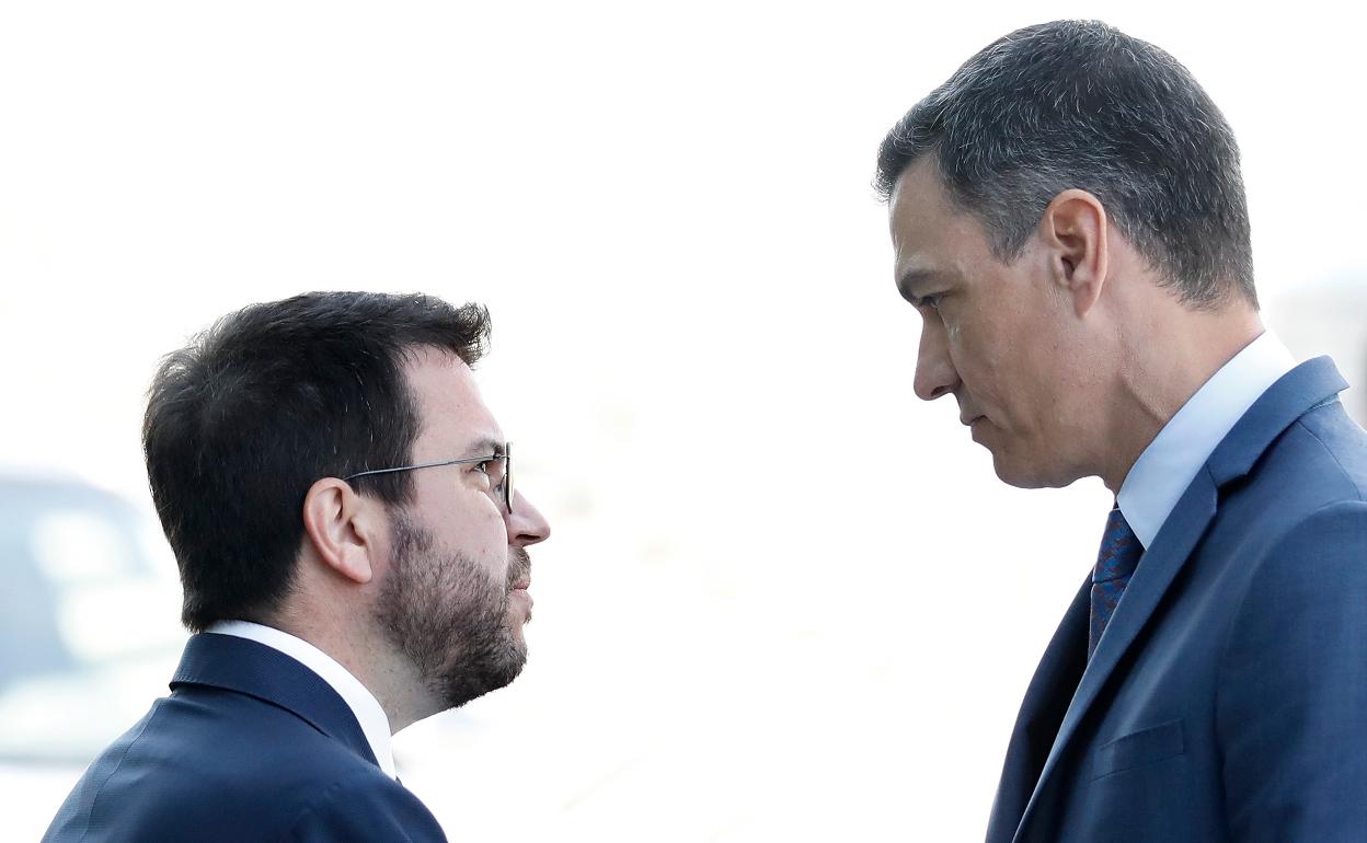 Aragonès saluda a Sánchez a su llegada el pasado mayo a la última jornada de la Reunión del Cercle d'Economia. 