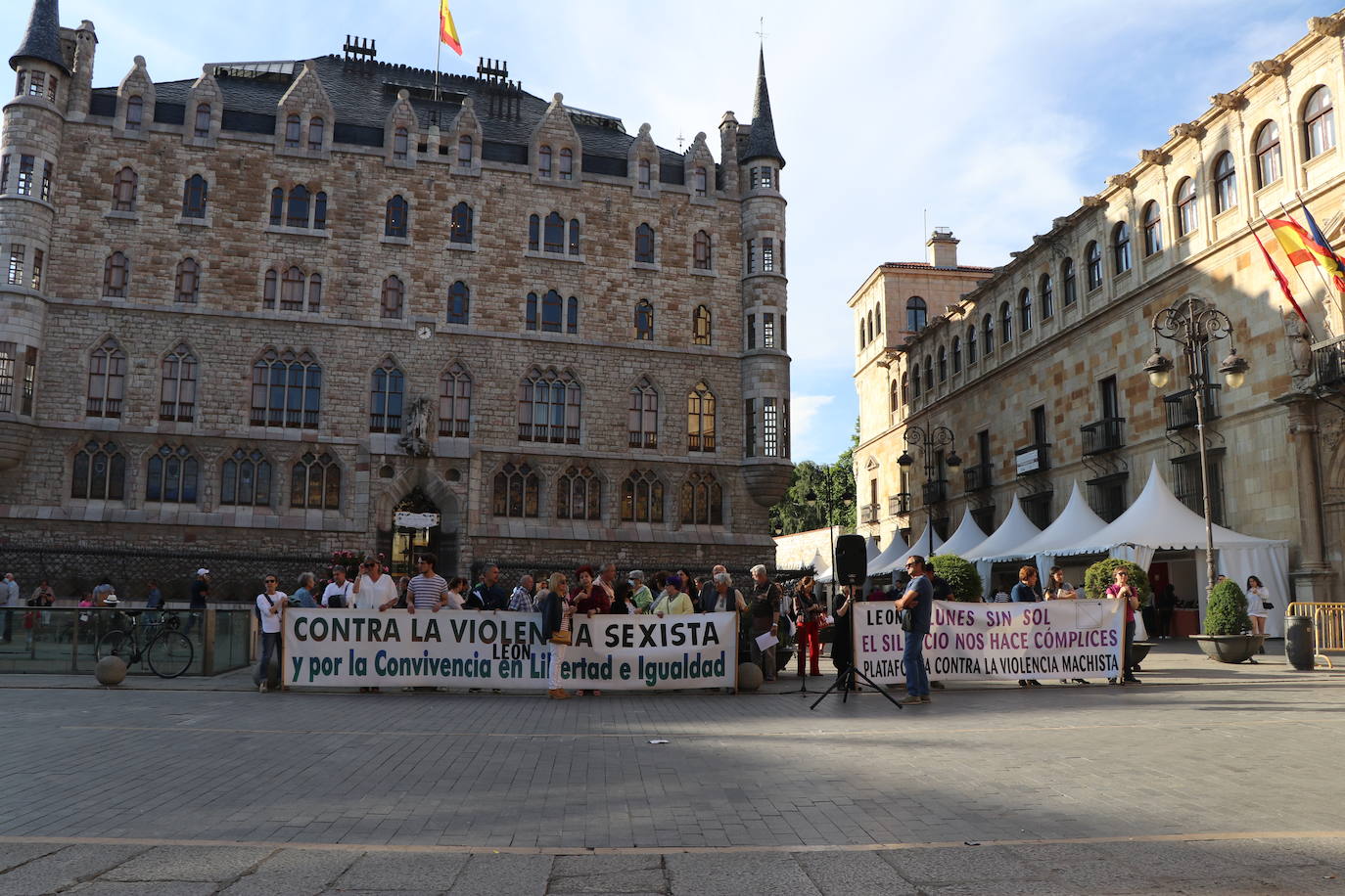 Manifestantes de 'Los Lunes sin Sol' denuncian en la Plaza Botines, el asesinato por violencia machista de Gema y Virginia.