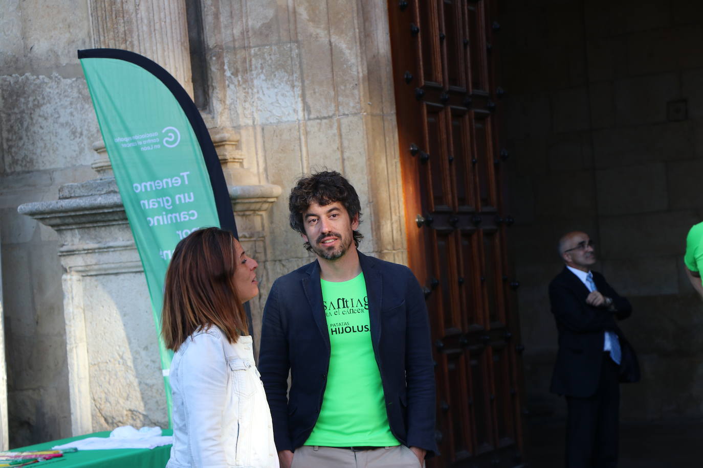 Los 60 'corregrinos' llegan a la Plaza de San Marcelo, recibidos por familiares y amigos. 
