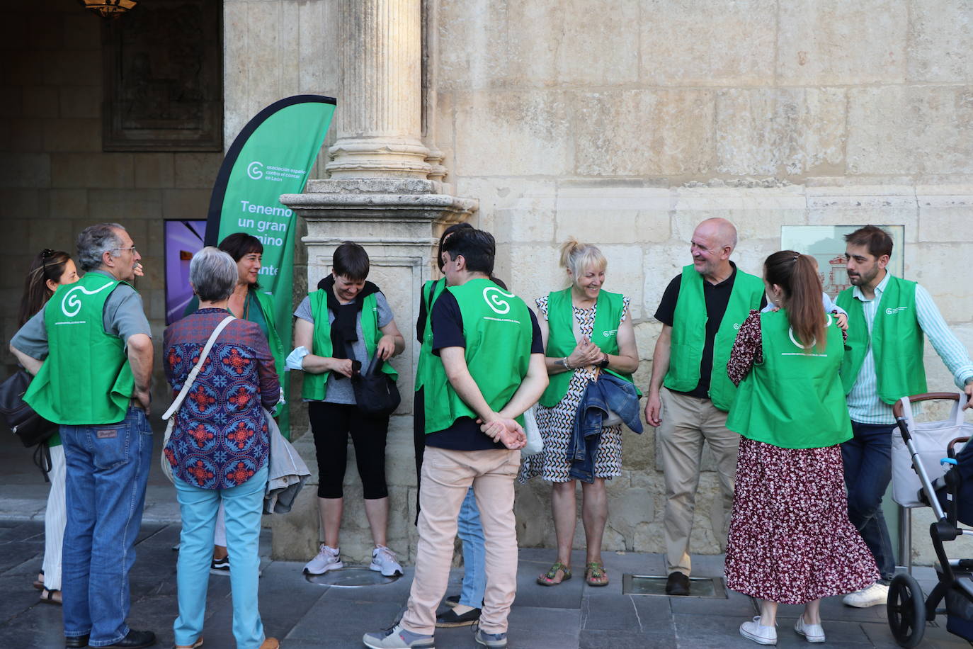 Los 60 'corregrinos' llegan a la Plaza de San Marcelo, recibidos por familiares y amigos. 