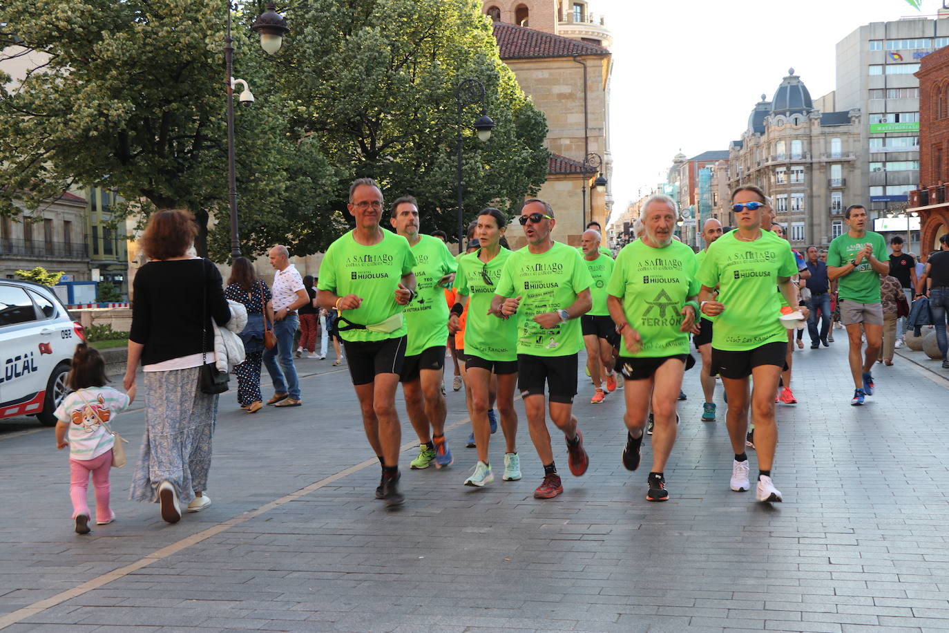Los 60 'corregrinos' llegan a la Plaza de San Marcelo, recibidos por familiares y amigos. 