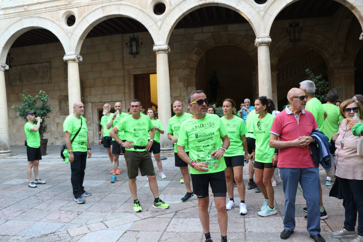 Los 60 'corregrinos' llegan a la Plaza de San Marcelo, recibidos por familiares y amigos. 