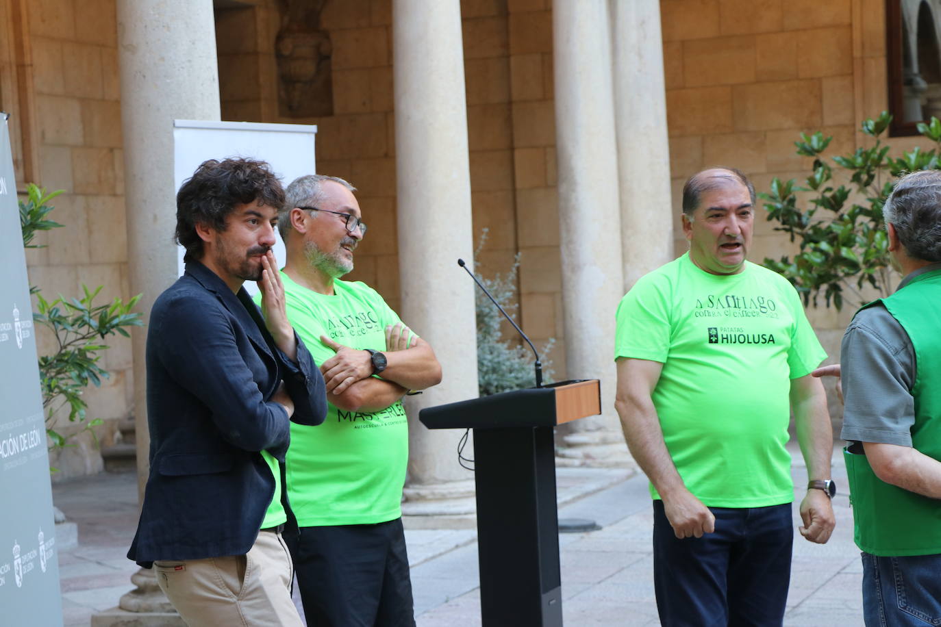Los 60 'corregrinos' llegan a la Plaza de San Marcelo, recibidos por familiares y amigos. 