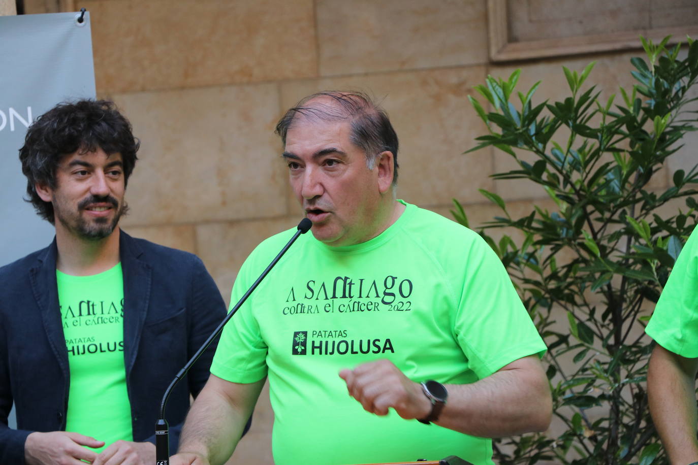 Los 60 'corregrinos' llegan a la Plaza de San Marcelo, recibidos por familiares y amigos. 