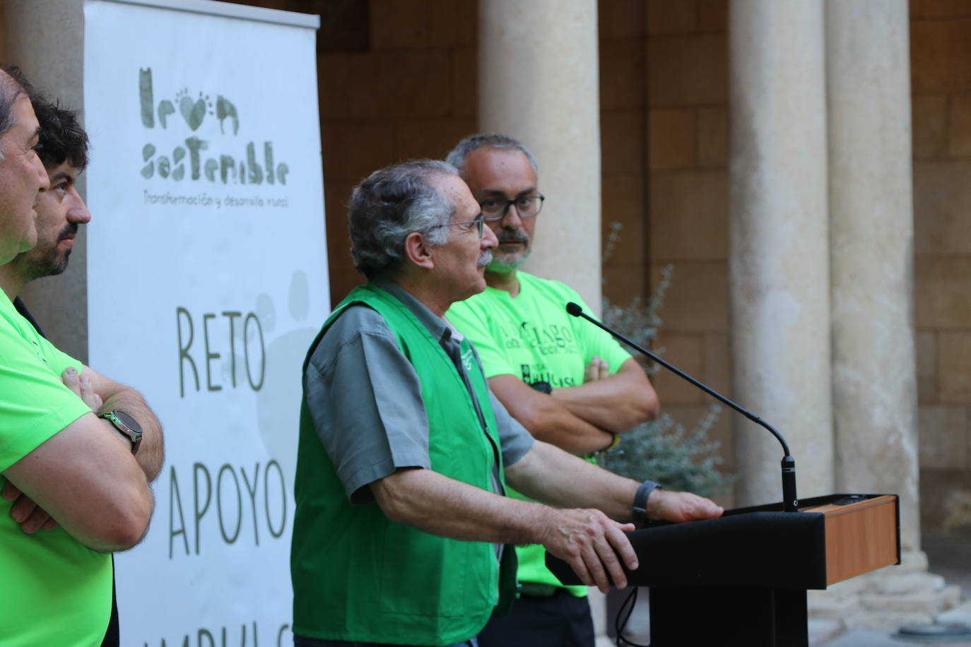 Los 60 'corregrinos' llegan a la Plaza de San Marcelo, recibidos por familiares y amigos. 