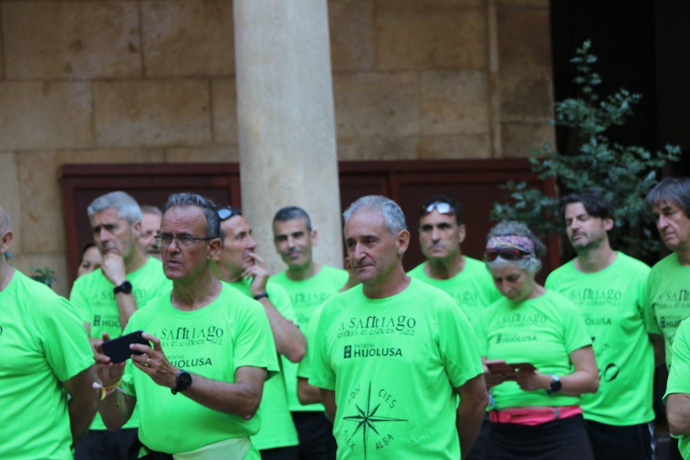 Los 60 'corregrinos' llegan a la Plaza de San Marcelo, recibidos por familiares y amigos. 
