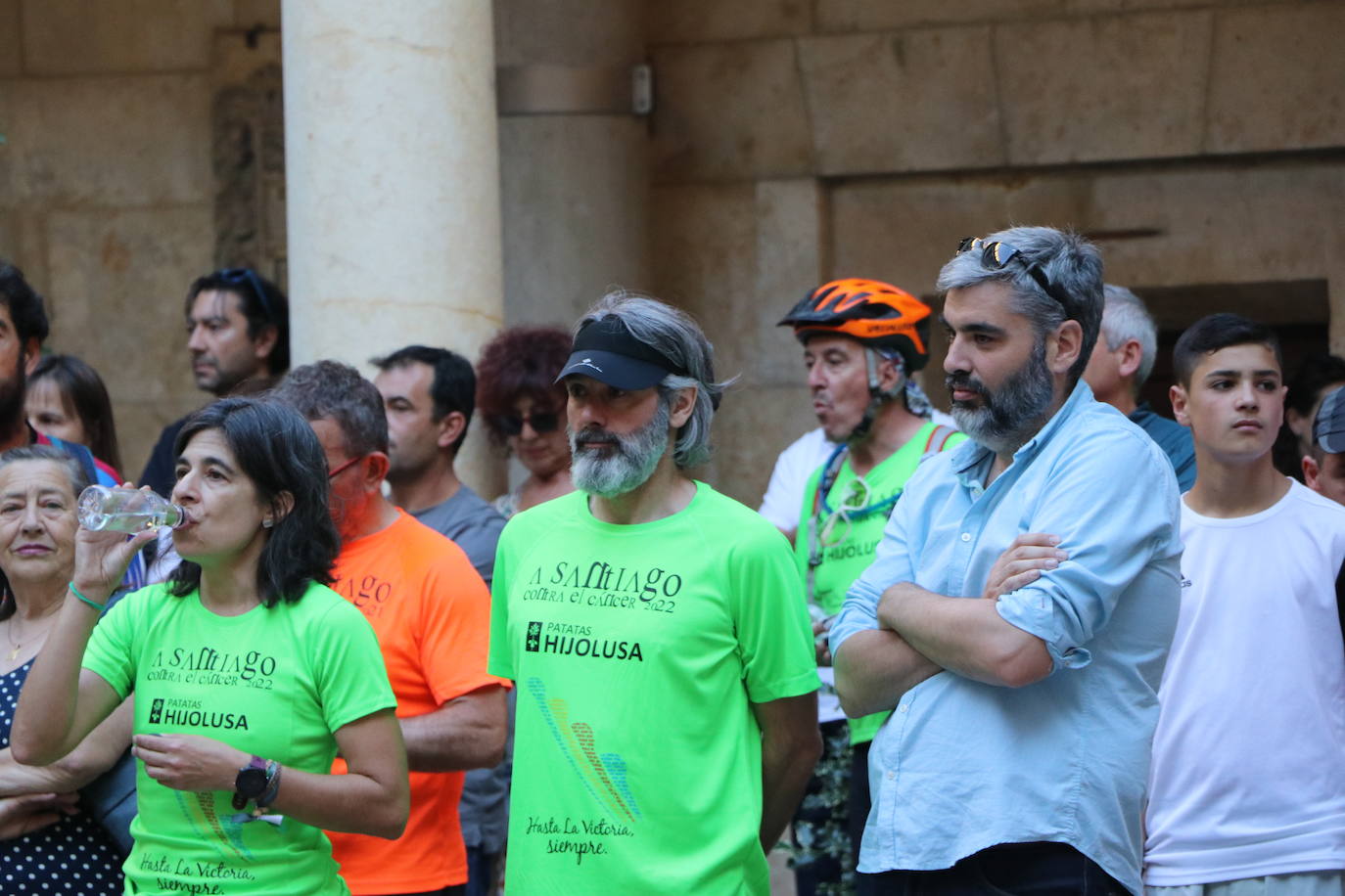 Los 60 'corregrinos' llegan a la Plaza de San Marcelo, recibidos por familiares y amigos. 