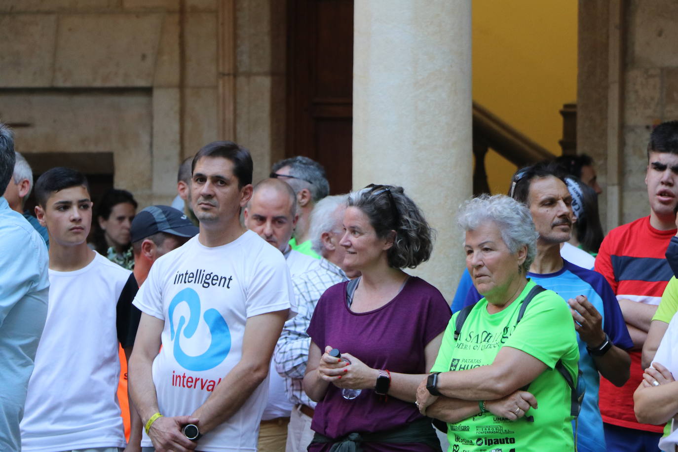 Los 60 'corregrinos' llegan a la Plaza de San Marcelo, recibidos por familiares y amigos. 