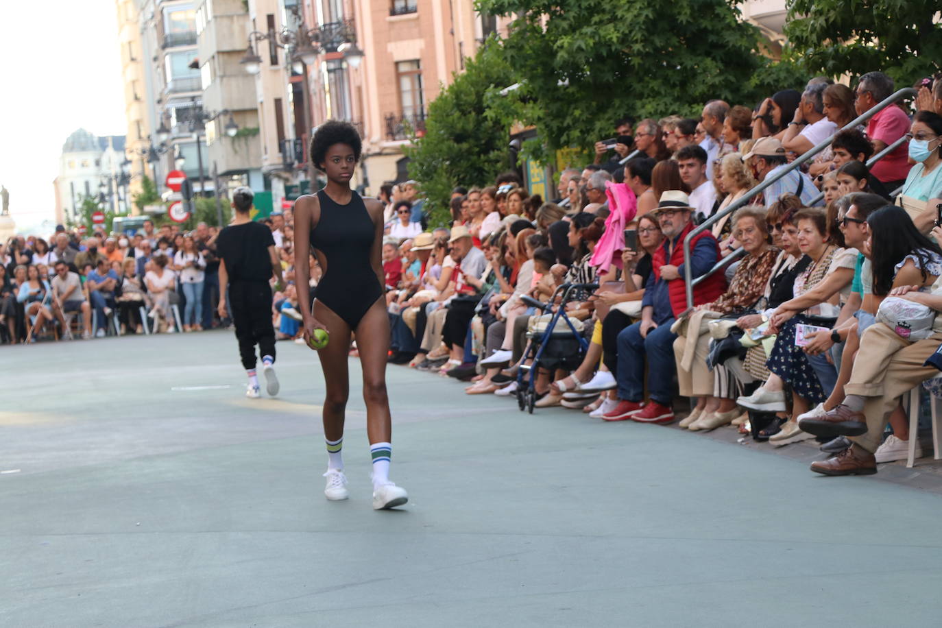 Desfile de moda de jóvenes diseñadores de León. 