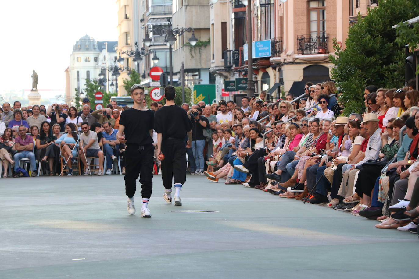 Desfile de moda de jóvenes diseñadores de León. 