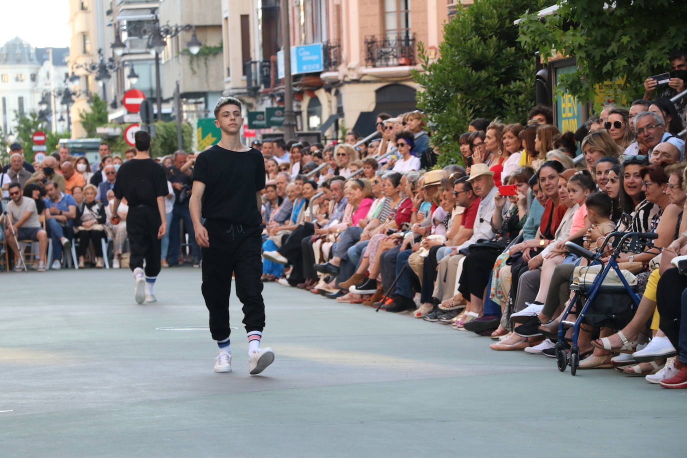 Desfile de moda de jóvenes diseñadores de León. 