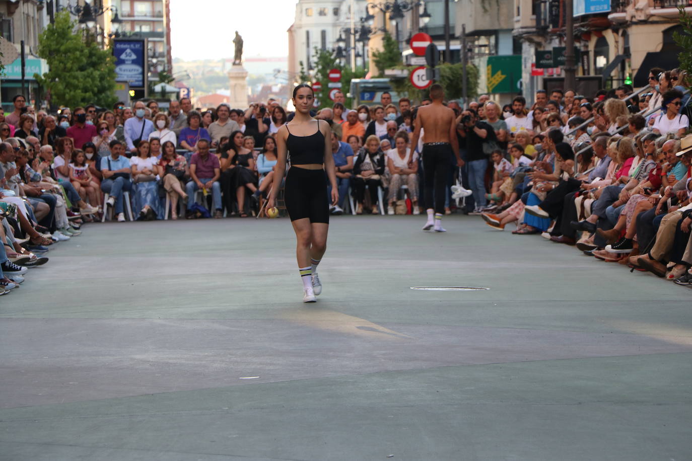 Desfile de moda de jóvenes diseñadores de León. 